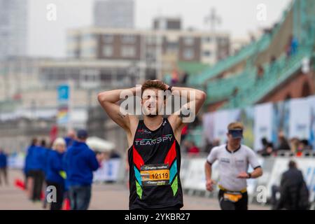 Des milliers de coureurs descendent dans les rues de Brighton et Hove lors du marathon de Brighton 2018. Les participants sont venus de toutes les régions du Royaume-Uni pour rejoindre le marathon qui comprend une course de 26 miles de Preston Park et une course de 10 km de coureurs d'élite du Withdean Stadium. Le marathon a provoqué la fermeture de plusieurs routes à Brighton tout au long de la journée et l'annulation de certaines lignes de bus Banque D'Images