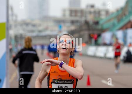 Des milliers de coureurs descendent dans les rues de Brighton et Hove lors du marathon de Brighton 2018. Les participants sont venus de toutes les régions du Royaume-Uni pour rejoindre le marathon qui comprend une course de 26 miles de Preston Park et une course de 10 km de coureurs d'élite du Withdean Stadium. Le marathon a provoqué la fermeture de plusieurs routes à Brighton tout au long de la journée et l'annulation de certaines lignes de bus Banque D'Images