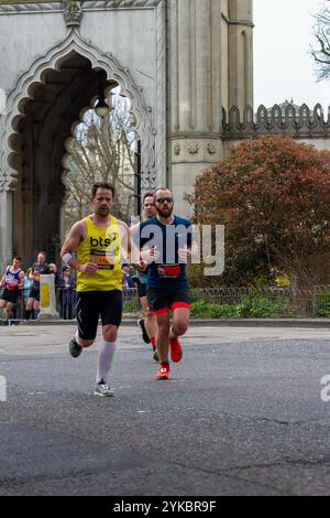 Des milliers de coureurs descendent dans les rues de Brighton et Hove lors du marathon de Brighton 2018. Les participants sont venus de toutes les régions du Royaume-Uni pour rejoindre le marathon qui comprend une course de 26 miles de Preston Park et une course de 10 km de coureurs d'élite du Withdean Stadium. Le marathon a provoqué la fermeture de plusieurs routes à Brighton tout au long de la journée et l'annulation de certaines lignes de bus Banque D'Images