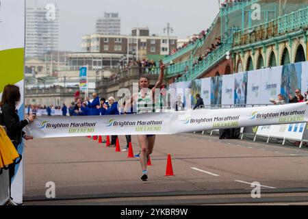 Des milliers de coureurs descendent dans les rues de Brighton et Hove lors du marathon de Brighton 2018. Les participants sont venus de toutes les régions du Royaume-Uni pour rejoindre le marathon qui comprend une course de 26 miles de Preston Park et une course de 10 km de coureurs d'élite du Withdean Stadium. Le marathon a provoqué la fermeture de plusieurs routes à Brighton tout au long de la journée et l'annulation de certaines lignes de bus Banque D'Images