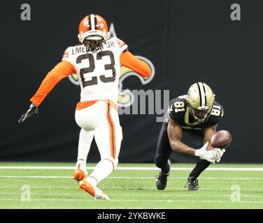 La Nouvelle-Orléans, États-Unis. 17 novembre 2024. Kevin Austin Jr. (81), receveur des Saints de la Nouvelle-Orléans, attrape une passe contre le cornerback des Cleveland Browns Martin Emerson Jr. (23) lors d'un concours de la National Football League au Caesars Superdome le dimanche 17 novembre 2024 à la Nouvelle-Orléans, en Louisiane. (Photo de Peter G. Forest/Sipa USA) crédit : Sipa USA/Alamy Live News Banque D'Images