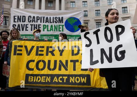 Des militants écologistes manifestent devant la station de métro Federal Triangle, Washington DC, États-Unis, le 17 novembre 2024. Le rassemblement exige une action climatique avant que le président élu Donald Trump ne prenne ses fonctions. L’investiture de Donald Trump en tant que 47e président des États-Unis est prévue pour le lundi 20 janvier 2025. Banque D'Images