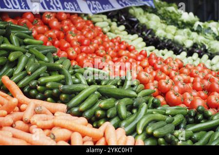 Une exposition de légumes frais au marché local avec des couleurs vibrantes et oculaires Banque D'Images