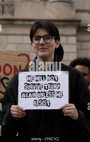 Un manifestant climatique tient une pancarte pendant que des militants écologistes manifestent devant la station de métro Federal Triangle, Washington DC, États-Unis, le 17 novembre 2024. Le rassemblement exige une action climatique avant que le président élu Donald Trump ne prenne ses fonctions. L’investiture de Donald Trump en tant que 47e président des États-Unis est prévue pour le lundi 20 janvier 2025. Banque D'Images