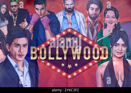 Une affiche célébrant Bollywood, l'industrie cinématographique en langue hindi de Mumbai (Bombay), mettant en vedette certaines de ses principales stars, comme Shah Rukh Khan (bas l) Banque D'Images