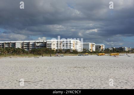 St Pete Beach FL- 3 novembre 2024 : bâtiments le long du front de mer à St Pete Beach Floride Banque D'Images