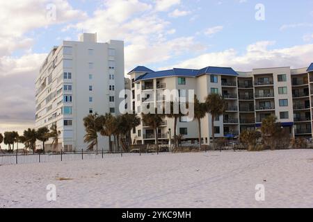 St Pete Beach FL- 3 novembre 2024 : bâtiments le long du front de mer à St Pete Beach Floride Banque D'Images