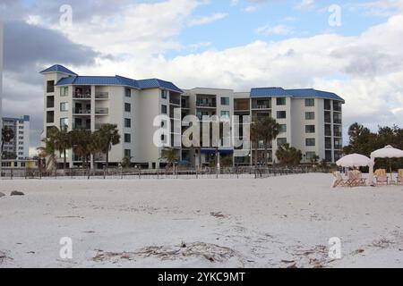 St Pete Beach FL- 3 novembre 2024 : bâtiments le long du front de mer à St Pete Beach Floride Banque D'Images