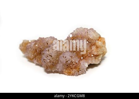 Gros plan du cristal de quartz violet naturel avec de petits points sur le dos blanc Banque D'Images