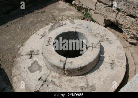 Grèce. Elefsina (Eleusis). Eh bien des danses justes où la déesse Déméter se reposait, quand elle est venue pour la première fois à Eleusis. Banque D'Images