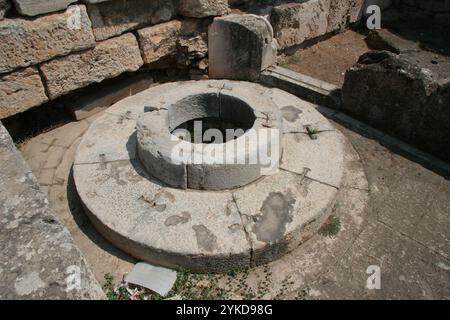 Grèce. Elefsina (Eleusis). Eh bien des danses justes où la déesse Déméter se reposait, quand elle est venue pour la première fois à Eleusis. Banque D'Images