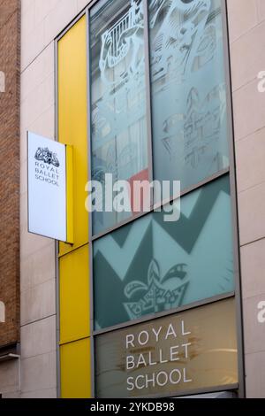 LONDRES, Royaume-Uni - 16 NOVEMBRE 2024 : vue extérieure de la Royal Ballet School dans Floral Street près de Covent Garden avec panneau Banque D'Images