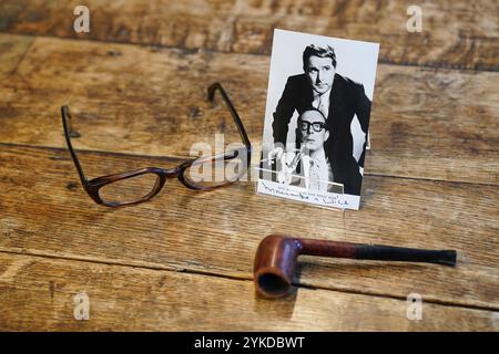 Des lunettes et une pipe appartenant à Eric Morecambe sont exposées avant la vente aux enchères de la légende britannique de la comédie Eric Morecambe de souvenirs et de trésors personnels. Date de la photo : lundi 4 novembre 2024. Banque D'Images