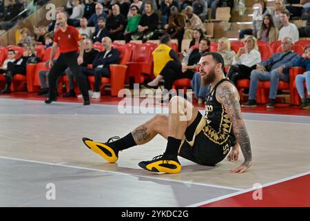 Monaco, Monaco. 17 novembre 2024. Le joueur de Monaco #55 Mike James est vu en action lors du championnat de france Betclic Elite entre L'AS Monaco et le Mans en salle Gaston médecin à Monaco le 17 novembre 2024. Photo de Laurent Coust/ABACAPRESS. COM Credit : Abaca Press/Alamy Live News Banque D'Images