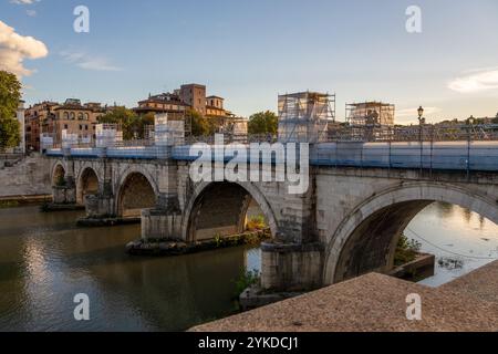 ROME, ITALIE - 18 NOVEMBRE 2024 : travaux de rénovation en cours sur le pont historique du Ponte Sant'Angelo dans le cadre de la préparation de Rome pour le Jubil 2025 Banque D'Images