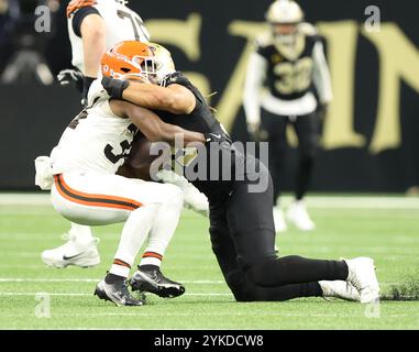 La Nouvelle-Orléans, États-Unis. 17 novembre 2024. New Orleans Saints Defensive End Chase Young (99) affronte Cleveland Browns Running Back Jerome Ford (34) lors d'un match de la National Football League au Caesars Superdome le dimanche 17 novembre 2024 à la Nouvelle-Orléans, Louisiane. (Photo de Peter G. Forest/Sipa USA) crédit : Sipa USA/Alamy Live News Banque D'Images