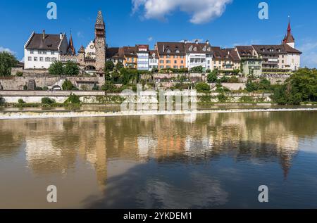 Vue panoramique de la vieille ville médiévale de Bremgarten avec façades historiques le long de la rivière Reuss, situé dans le canton d'Argovie, Suisse Banque D'Images