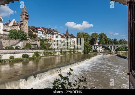 Vue sur la vieille ville médiévale de Bremgarten avec des façades historiques le long de la rive de la rivière Reuss, canton d'Argovie, Suisse Banque D'Images