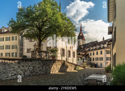 Vieille ville médiévale de Bremgarten, ruelle avec Altes Zeughaus et vue sur la tour Spittelturm, canton d'Argovie, Suisse Banque D'Images