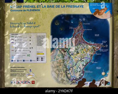 Cap Fréhel, France - 20 juillet 2024 : une carte détaillée du Cap Fréhel et de la Baie de Fresnaye dans la commune de Plevenon, avec des sentiers pédestres, des points o Banque D'Images