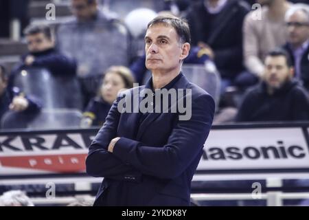 Thessalonique, Grèce. 17 novembre 2024. L’entraîneur de l’Olympiacos Giorgos Bartzokas lors d’un match de Ligue grecque de basket entre PAOK BC et Olympiacos BC. (Crédit image : © Giannis Papanikos/ZUMA Press Wire) USAGE ÉDITORIAL SEULEMENT! Non destiné à UN USAGE commercial ! Banque D'Images