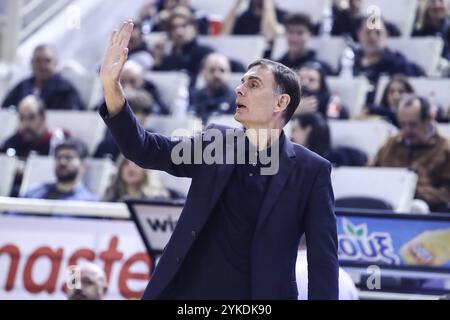 Thessalonique, Grèce. 17 novembre 2024. L’entraîneur de l’Olympiacos Giorgos Bartzokas lors d’un match de Ligue grecque de basket entre PAOK BC et Olympiacos BC. (Crédit image : © Giannis Papanikos/ZUMA Press Wire) USAGE ÉDITORIAL SEULEMENT! Non destiné à UN USAGE commercial ! Banque D'Images