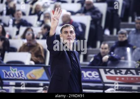 Thessalonique, Grèce. 17 novembre 2024. L’entraîneur de l’Olympiacos Giorgos Bartzokas lors d’un match de Ligue grecque de basket entre PAOK BC et Olympiacos BC. (Crédit image : © Giannis Papanikos/ZUMA Press Wire) USAGE ÉDITORIAL SEULEMENT! Non destiné à UN USAGE commercial ! Banque D'Images