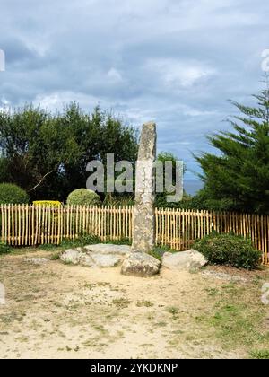 Plevenon, France - 20 juillet 2024 : Menhir historique du Château de la Roche Goyon Banque D'Images