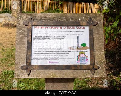 Plevenon, France - 20 juillet 2024 : panneau avec crochets métalliques affichant des informations sur le Menhir du Château de la Roche Goyon. Le signe comprend t Banque D'Images