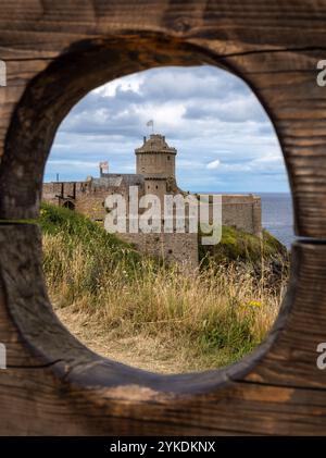 Plevenon, France - 20 juillet 2024 : Fort la Latte ou Château de la Roche Goyon, fortification du château sur la côte bretonne Banque D'Images