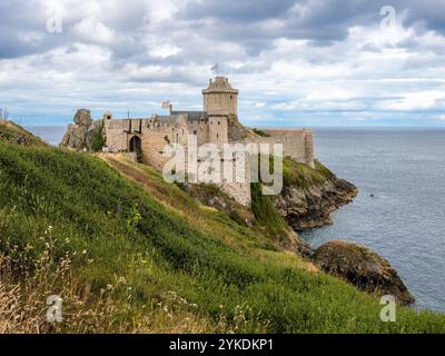 Plevenon, France - 20 juillet 2024 : Fort la Latte ou Château de la Roche Goyon, fortification du château sur la côte bretonne Banque D'Images