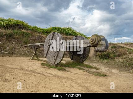 Plevenon, France - 20 juillet 2024 : bélier de char médiéval en bois pour percuter des ennemis ou des obstacles dans la guerre Banque D'Images