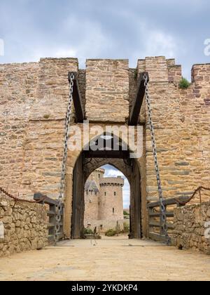 Plevenon, France - 20 juillet 2024 : Fort la Latte ou Château de la Roche Goyon, fortification du château sur la côte bretonne Banque D'Images