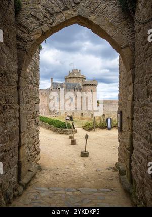 Plevenon, France - 20 juillet 2024 : Fort la Latte ou Château de la Roche Goyon, fortification du château sur la côte bretonne Banque D'Images