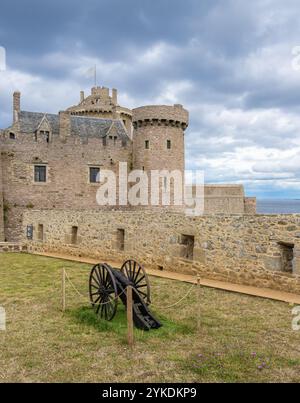 Plevenon, France - 20 juillet 2024 : Fort la Latte ou Château de la Roche Goyon, fortification du château sur la côte bretonne Banque D'Images