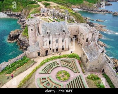 Plevenon, France - 20 juillet 2024 : Fort la Latte ou Château de la Roche Goyon, fortification du château sur la côte bretonne Banque D'Images