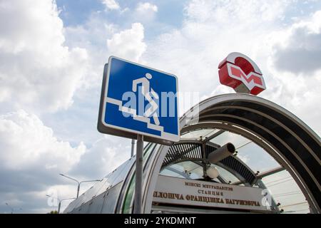 Biélorussie, Minsk - 18 juillet, 2024 : un panneau bleu vif indique clairement un homme qui marche vers le haut sur un escalier, suggérant un mouvement et un pr vers le haut Banque D'Images