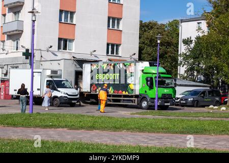 Biélorussie, Minsk - 18 juillet 2024 : un camion vert qui met en évidence le mot depoint affiché sur son côté, le rendant assez visible sur la route Banque D'Images