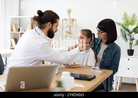 Médecin examine les ganglions lymphatiques de la jeune fille à la clinique Banque D'Images