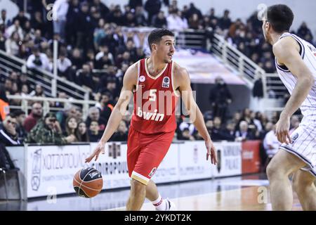 Thessalonique, Grèce. 17 novembre 2024. Giannoulis Larentzakis, joueur de l'Olympiacos, en action lors d'un match de la Ligue grecque de basket entre PAOK BC et Olympiacos BC. (Crédit image : © Giannis Papanikos/ZUMA Press Wire) USAGE ÉDITORIAL SEULEMENT! Non destiné à UN USAGE commercial ! Banque D'Images