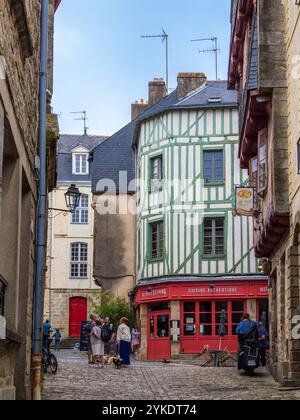 Vannes, France - 27 juillet 2024 : charmante rue de la ville européenne à vannes, en Bretagne, avec des bâtiments à colombages Banque D'Images