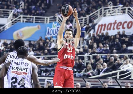 Thessalonique, Grèce. 17 novembre 2024. Alec Peters, joueur de l'Olympiacos, tire lors d'un match de la Ligue grecque de basket entre PAOK BC et Olympiacos BC. (Crédit image : © Giannis Papanikos/ZUMA Press Wire) USAGE ÉDITORIAL SEULEMENT! Non destiné à UN USAGE commercial ! Banque D'Images