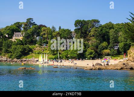 Port Manech, France - 29 juillet 2024 : plage de Port Manech à l'embouchure de l'Aven dans l'océan Atlantique Banque D'Images