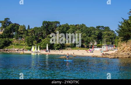 Port Manech, France - 29 juillet 2024 : plage de Port Manech à l'embouchure de l'Aven dans l'océan Atlantique Banque D'Images