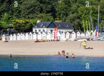 Port Manech, France - 29 juillet 2024 : plage de Port Manech avec cabines de baignade typiques à l'embouchure de l'Aven dans l'océan Atlantique Banque D'Images