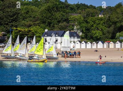 Port Manech, France - 29 juillet 2024 : plage de Port Manech avec cabines de baignade typiques à l'embouchure de l'Aven dans l'océan Atlantique Banque D'Images