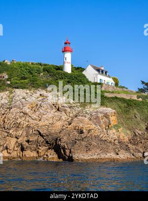 Port Manesh, France - 29 juillet 2024 : le Phare du Port Manech est un phare situé à Port-Manech, un village côtier pittoresque de Bretagne, Franc Banque D'Images