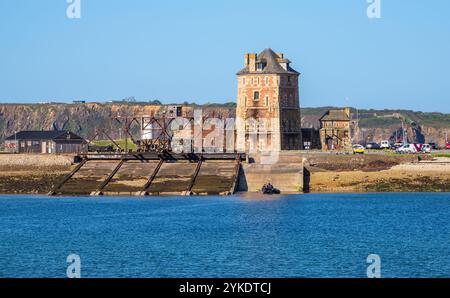 Camaret sur mer, France -28 juillet 2024 : la Tour Vauban -Tour Vauban, est une tour défensive polygonale de 18m de haut en Bretagne Banque D'Images