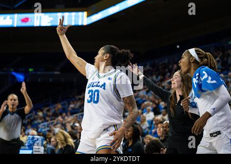 L’attaquante des Bruins de l’UCLA Timea Gardiner (30) célèbre un Three pointer lors d’un match de basket féminin de la NCAA contre les Razorbacks de l’Arkansas, dimanche 17 novembre 2024, au Pavillon Pauley, à Westwood, EN CALIFORNIE, les Bruins ont battu les Razorbacks 101-52. (Jon Endow/image du sport) Banque D'Images