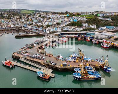 Vue aérienne des bateaux de pêche dans le port de Brixham sur la côte sud du Devon dans le sud-ouest de l'Angleterre. Banque D'Images